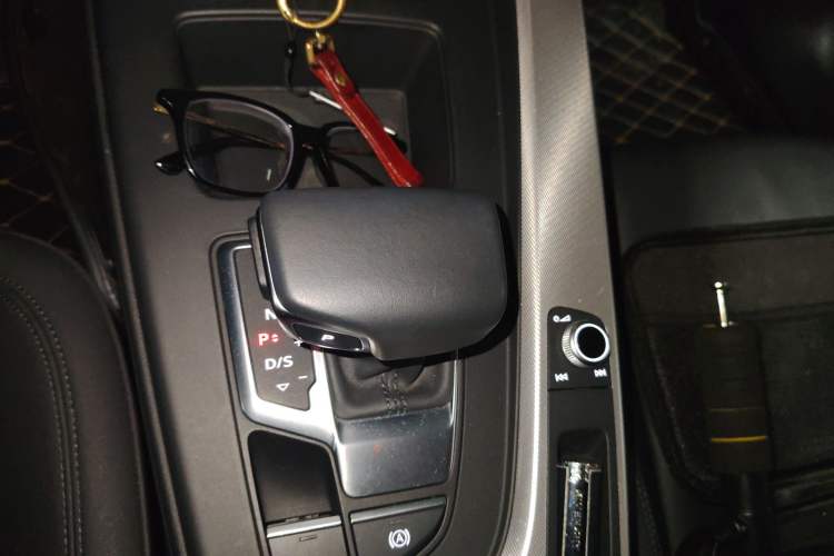 Used Audi A5 2021 Sportback 40 TFSI Stylish and Elegant Model Gear Lever
