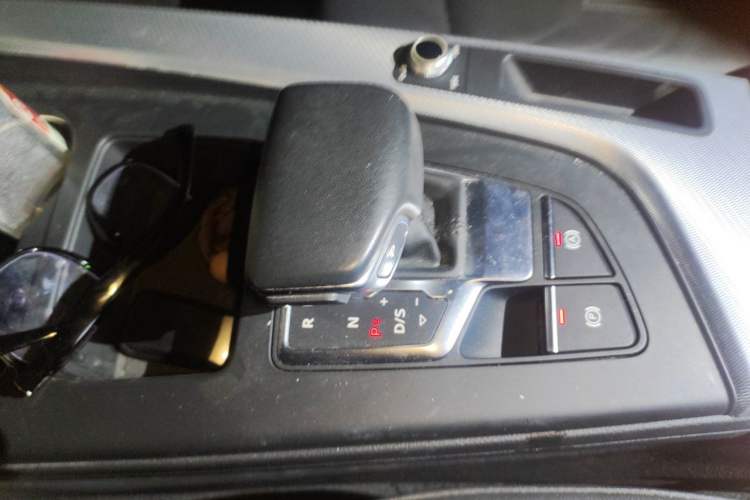 Used Audi A5 2021 Sportback 40 TFSI Stylish and Elegant Model Gear Lever