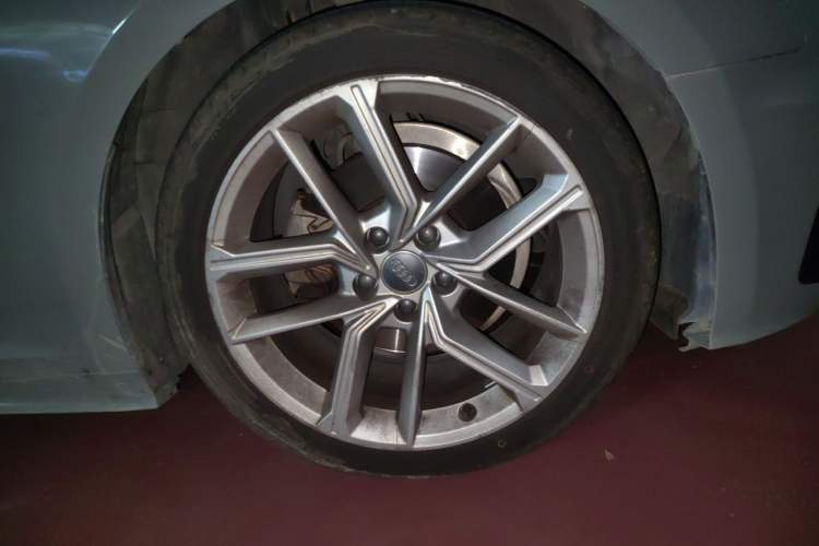 Used Audi A5 2021 Sportback 40 TFSI Stylish and Elegant Model Right Front Wheel Hub