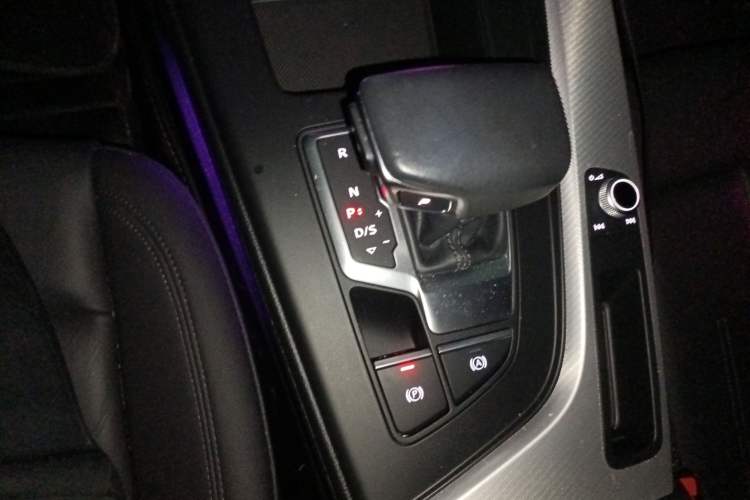 Used Audi A5 2021 Sportback 40 TFSI Stylish and Elegant Model Gear Lever