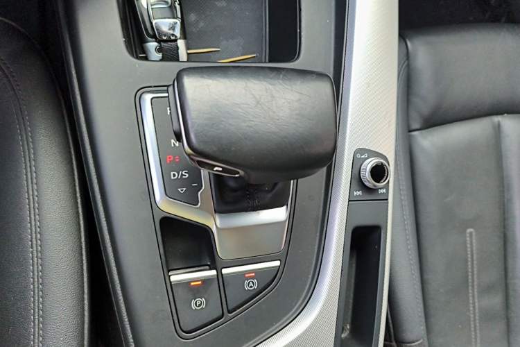 Used Audi A5 2021 Sportback 40 TFSI Stylish and Elegant Model Gear Lever