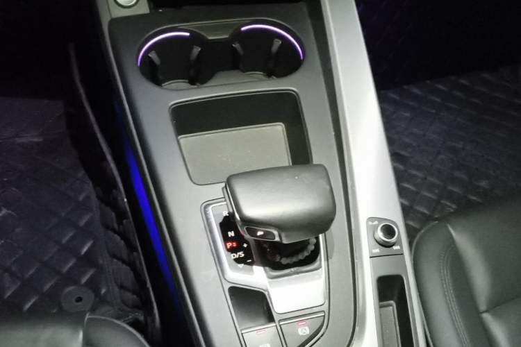Used Audi A5 2021 Sportback 40 TFSI Stylish and Elegant Model Gear Lever