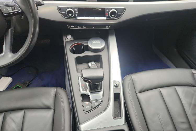 Used Audi A5 2021 Sportback 40 TFSI Stylish and Elegant Model Gear Lever