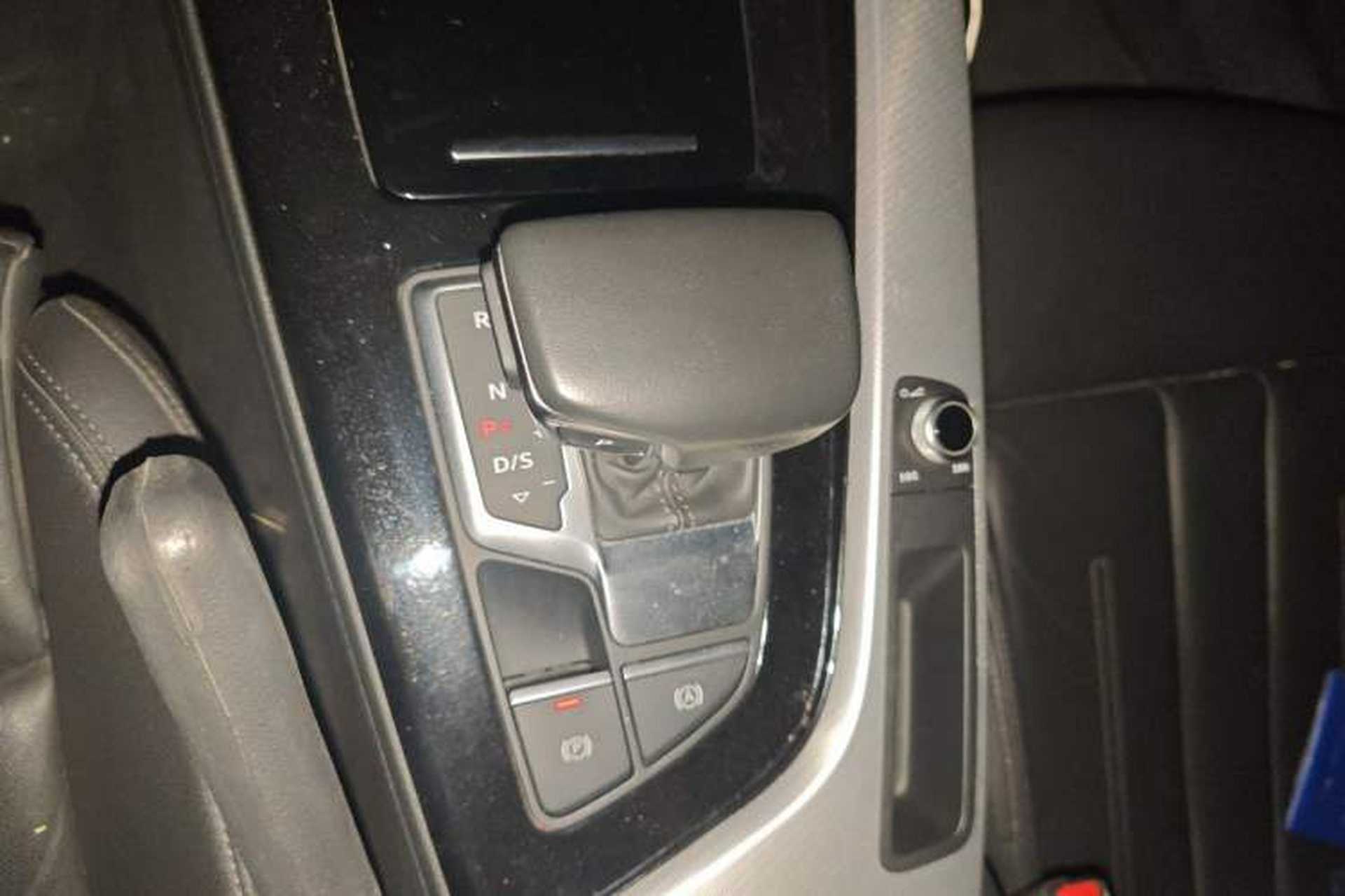 Used Audi A5 2022 Sportback 40 TFSI Stylish and Elegant Model Gear Lever