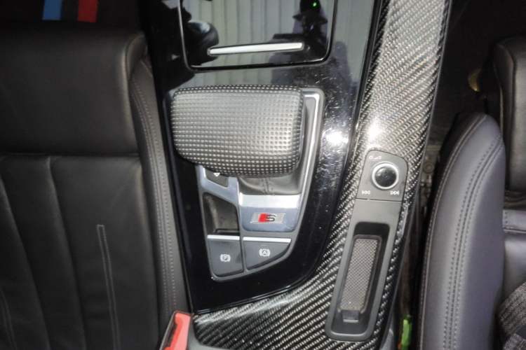 Used Audi A5 2022 Sportback 40 TFSI Stylish and Elegant Model Gear Lever