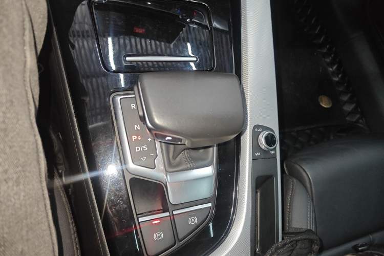 Used Audi A5 2022 Coupe 40 TFSI Fashion Dynamic Model Gear Lever