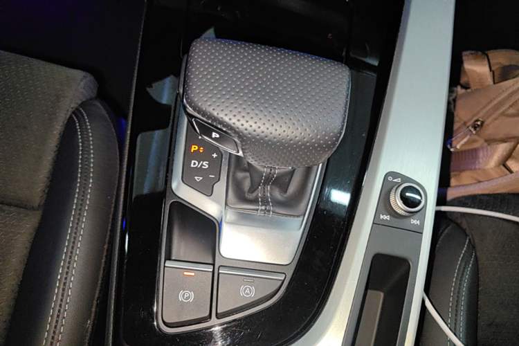 Used Audi A5 2022 Sportback 40 TFSI Stylish and Elegant Model Gear Lever