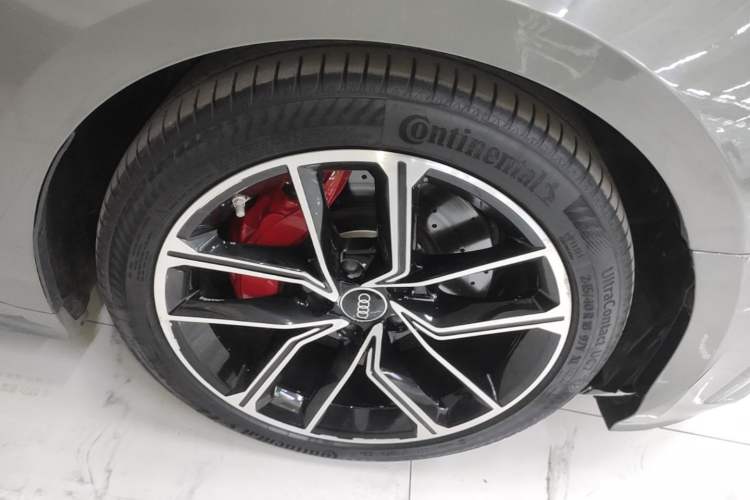 Used Audi A5 2022 Sportback 40 TFSI Stylish and Elegant Model Right Front Wheel Hub