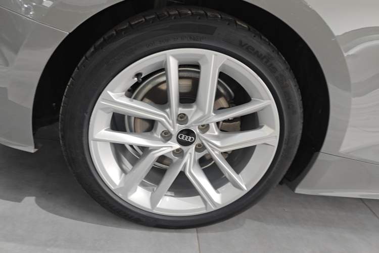 Used Audi A5 2022 Coupe 40 TFSI Fashion Dynamic Model Right Rear Wheel Hub