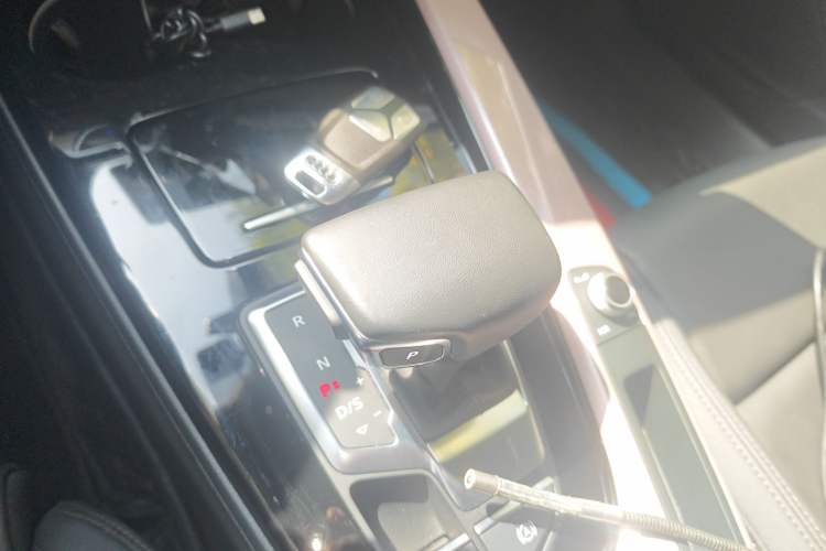Used Audi A5 2022 Sportback 40 TFSI Stylish and Elegant Model Gear Lever