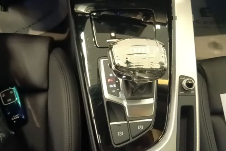 Used Audi A5 2022 Sportback 40 TFSI Stylish and Elegant Model Gear Lever