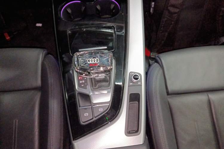 Used Audi A5 2022 Sportback 40 TFSI Stylish and Elegant Model Gear Lever