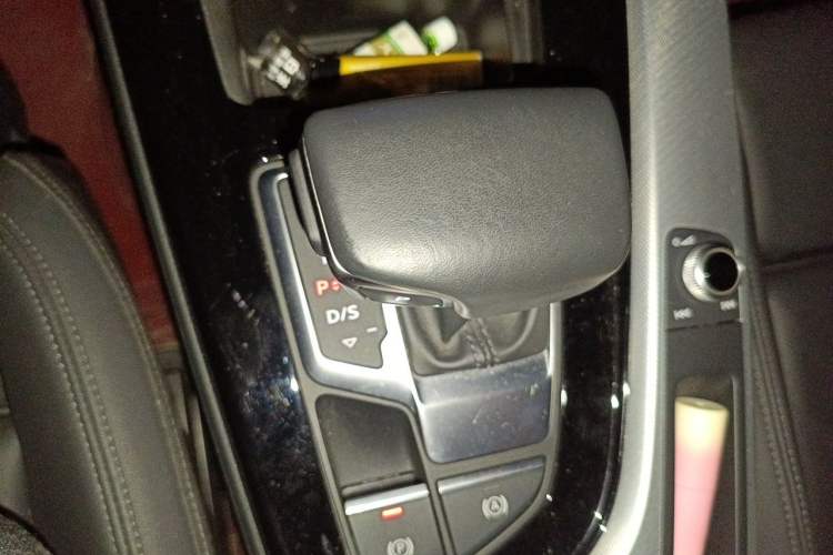 Used Audi A5 2022 Sportback 40 TFSI Stylish and Elegant Model Gear Lever