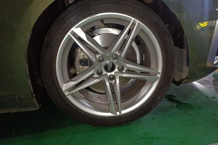 Used Audi A5 2022 Sportback 40 TFSI Stylish and Elegant Model Right Front Wheel Hub