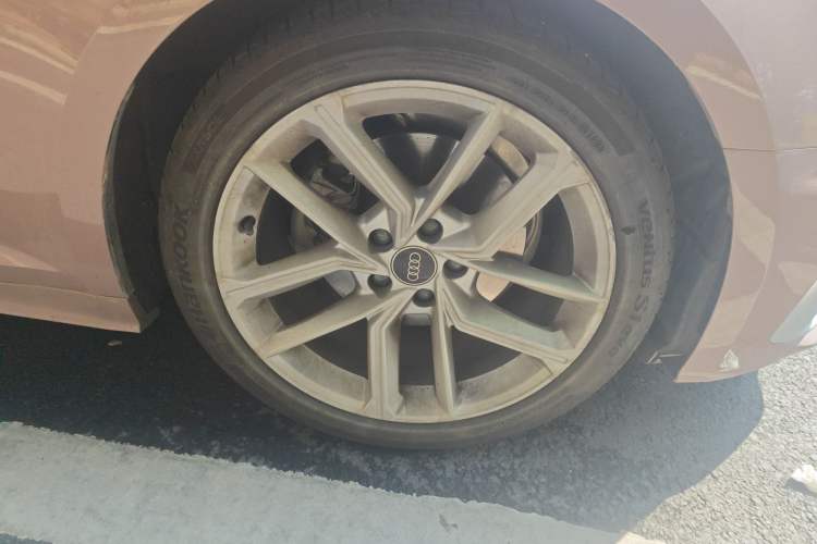 Used Audi A5 2022 Sportback 40 TFSI Stylish and Elegant Model Right Front Wheel Hub