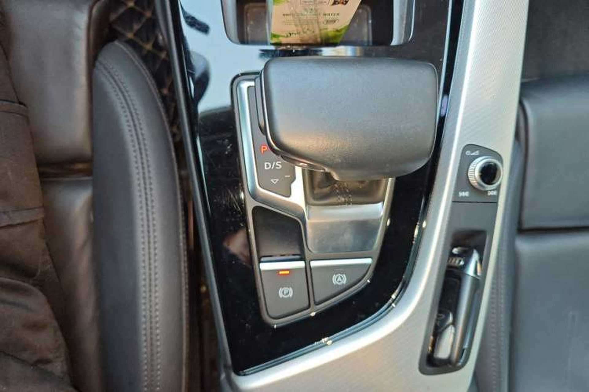 Used Audi A5 2022 Sportback 40 TFSI Stylish and Elegant Model Gear Lever