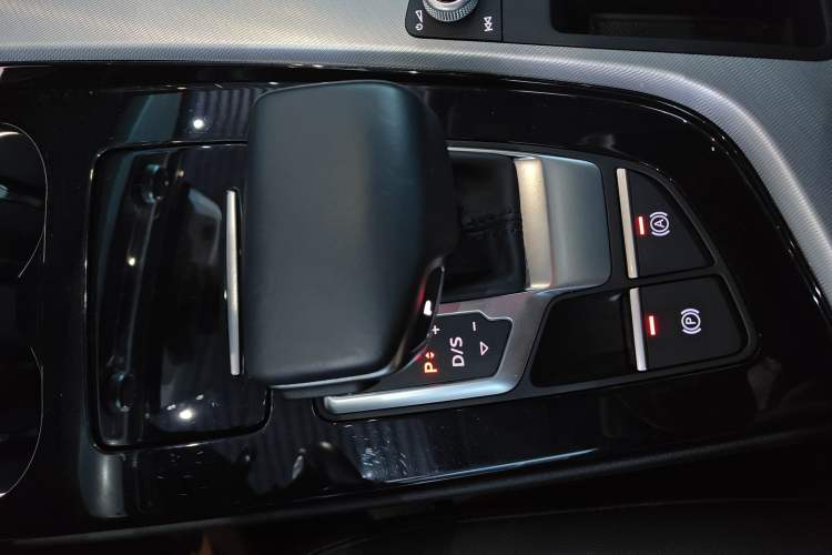 Used Audi A5 2022 Sportback 40 TFSI Stylish and Elegant Model Gear Lever