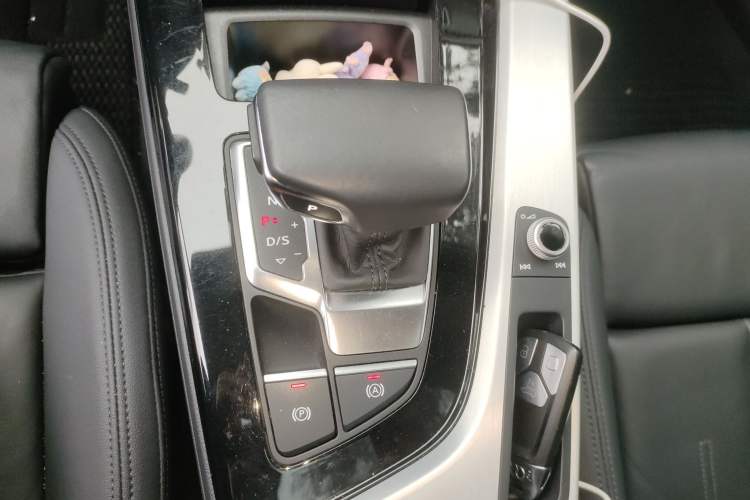 Used Audi A5 2023 Sportback 40 TFSI quattro Luxury Dynamic Edition Gear Lever
