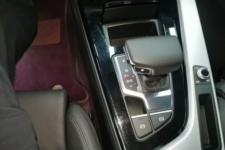 Used Audi A5 2023 Sportback 40 TFSI Fashionable and Dynamic Model Gear Lever
