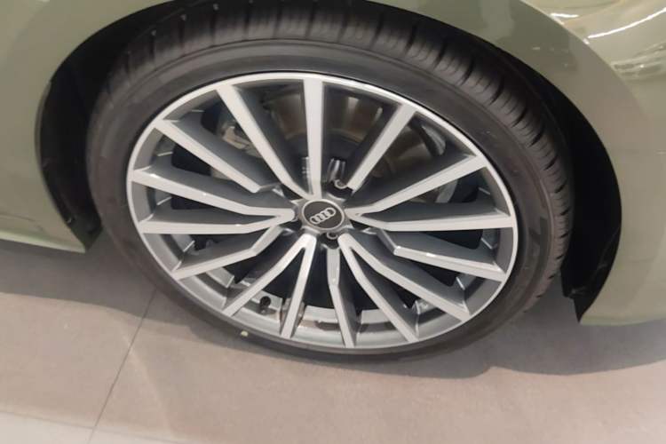 Used Audi A5 2023 Sportback 40 TFSI quattro Luxury Dynamic Edition Right Front Wheel Hub