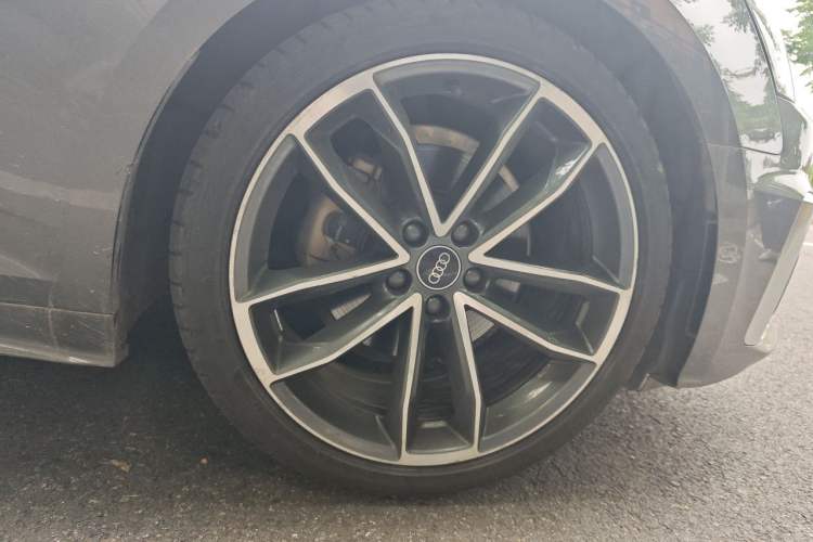 Used Audi A5 2023 Sportback 40 TFSI quattro Luxury Dynamic Edition Right Front Wheel Hub