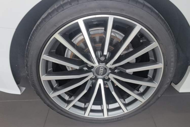 Used Audi A5 2023 Sportback 40 TFSI quattro Luxury Dynamic Edition Right Rear Wheel Hub