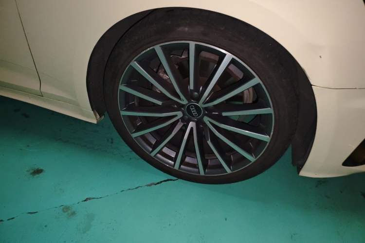 Used Audi A5 2023 Sportback 40 TFSI quattro Luxury Dynamic Edition Right Front Wheel Hub