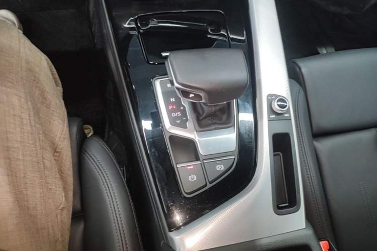 Used Audi A5 2024 Coupe 40 TFSI Fashion Dynamic Model Gear Lever