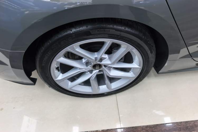 Used Audi A5 2024 Sportback 40 TFSI Fashionable and Dynamic Model Right Rear Wheel Hub