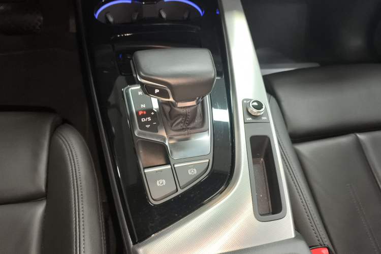Used Audi A5 2024 Sportback 40 TFSI Fashionable and Dynamic Model Gear Lever