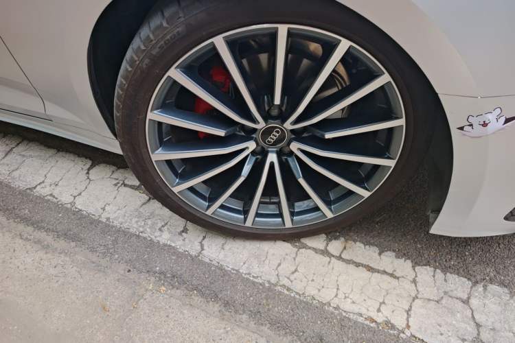 Used Audi A5 2024 Sportback 40 TFSI quattro Luxury Dynamic Model Right Front Wheel Hub