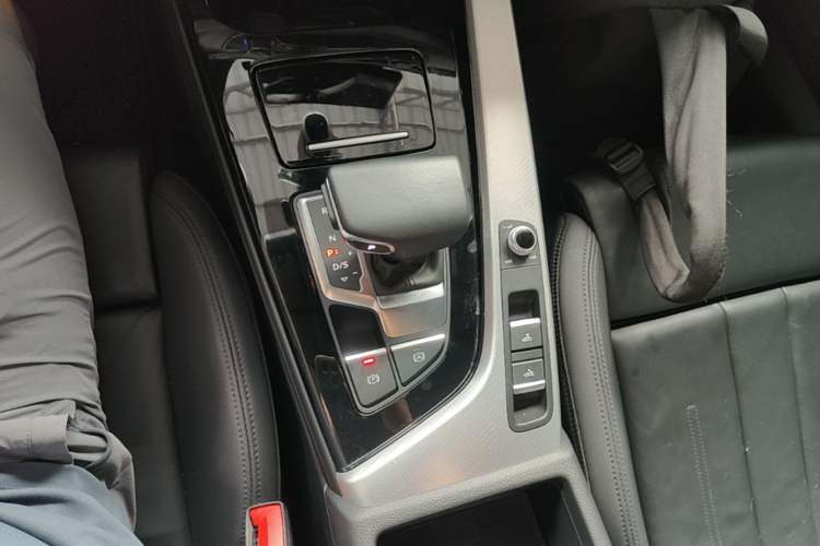 Used Audi A5 2024 Cabriolet 40 TFSI Fashionable and Dynamic Model Gear Lever