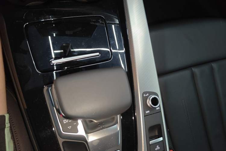 Used Audi A5 2024 Cabriolet 40 TFSI Fashionable and Dynamic Model Gear Lever
