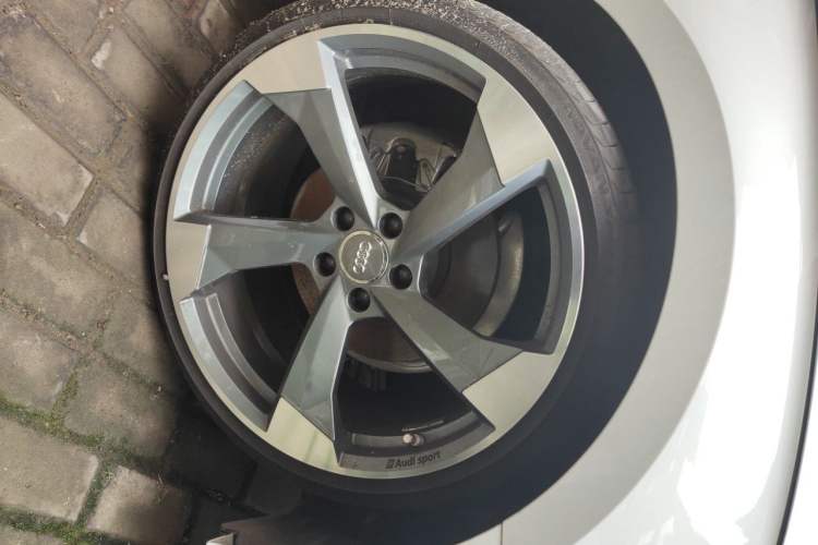 Used Audi A5 2024 Cabriolet 40 TFSI Fashionable and Dynamic Model Right Front Wheel Hub
