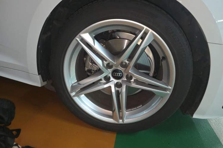 Used Audi A5 2024 Sportback 40 TFSI Fashionable and Dynamic Model Right Front Wheel Hub
