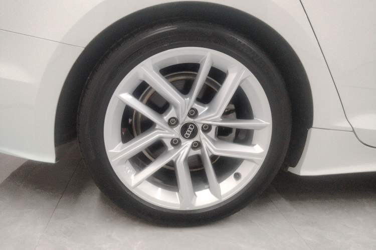 Used Audi A5 2024 Sportback 40 TFSI Fashionable and Dynamic Model Right Rear Wheel Hub