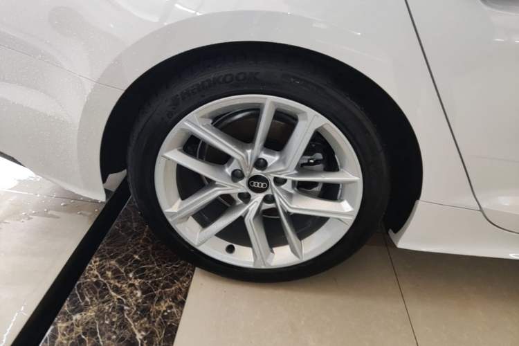 Used Audi A5 2024 Sportback 40 TFSI Fashionable and Dynamic Model Right Rear Wheel Hub
