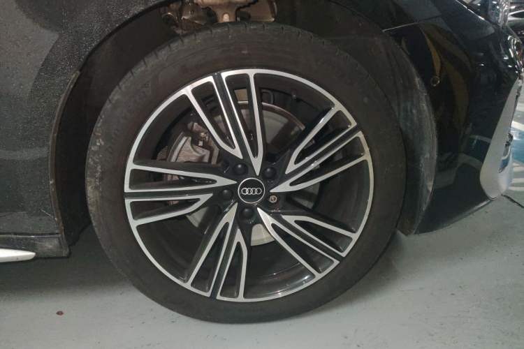 Used Audi A5L 2026 2.0T Navigation Edition Right Front Wheel Hub