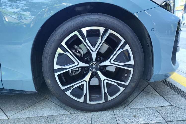 Used Audi A5L 2026 2.0T Navigation Edition Right Front Wheel Hub
