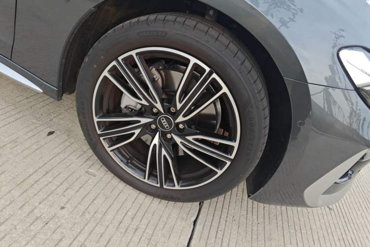 Used Audi A5L 2026 2.0T Navigation Edition Right Front Wheel Hub
