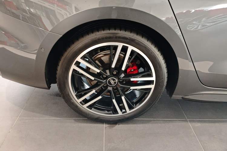 Used Audi A5L 2026 2.0T Sport quattro Right Rear Wheel Hub