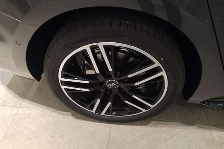 Used Audi A5L 2026 2.0T Ignite Starry Edition Right Rear Wheel Hub