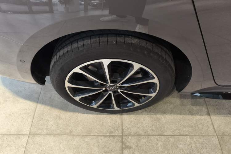 Used Audi A5L 2026 2.0T Sport Plus Right Rear Wheel Hub