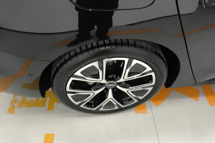 Used Audi A5L Sportback 2026 TFSI 150kW Premium quattro Model Right Rear Wheel Hub
