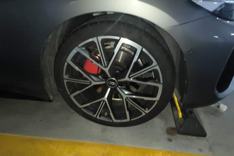 Used Audi A5L Sportback 2026 TFSI 150kW Smart Leading quattro Edition Right Front Wheel Hub