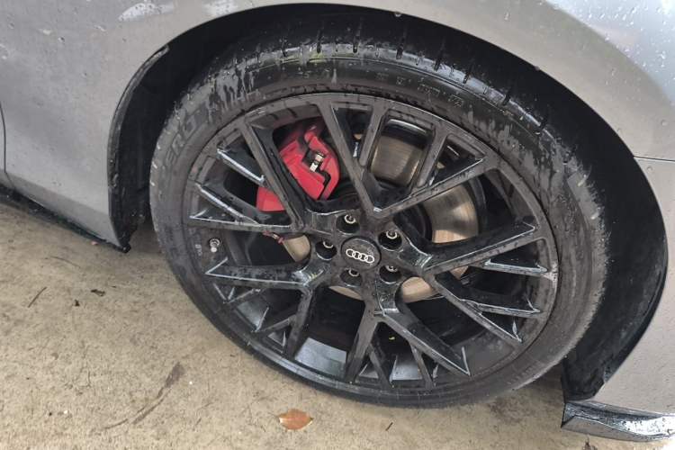 Used Audi A5L Sportback 2026 TFSI quattro 150kW First-Limited Edition Right Front Wheel Hub