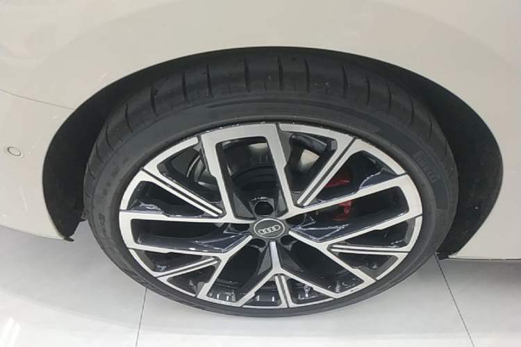 Used Audi A5L Sportback 2026 TFSI 150kW Premium quattro Model Right Rear Wheel Hub
