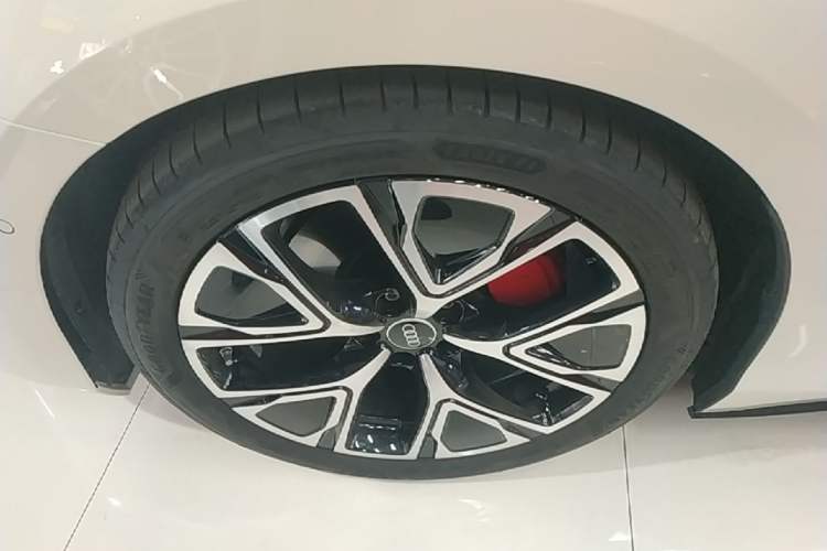Used Audi A5L Sportback 2026 TFSI 150kW Premium quattro Model Left Front Wheel Hub