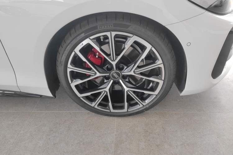 Used Audi A5L Sportback 2026 TFSI 150kW Premium quattro Model Right Front Wheel Hub