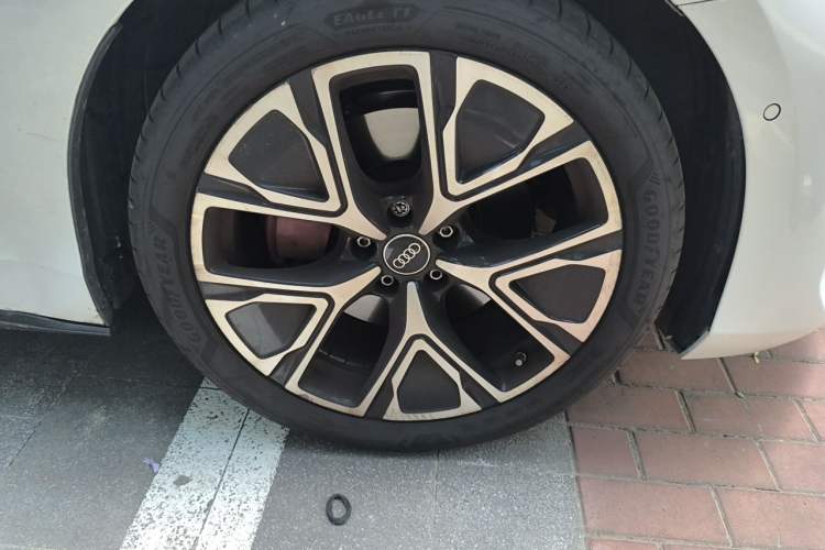 Used Audi A5L Sportback 2026 TFSI 150kW Luxury Edition Right Front Wheel Hub